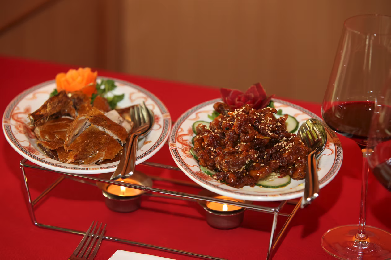 Gedeckter Tisch mit servierten Gerichten